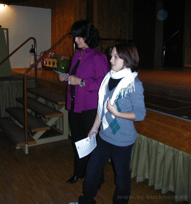 Niko 026.jpg - Vorsängerinnen am Abend - die aktuelle und vielleicht die künftige Frauenwartin ;-)